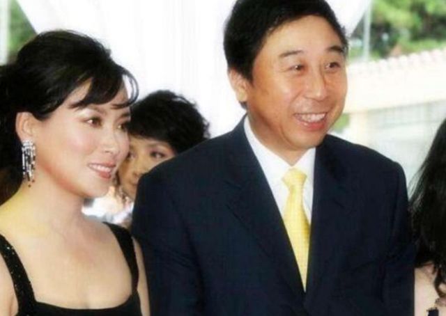 冯巩结婚36年无绯闻隐藏多年的妻子原来这么漂亮