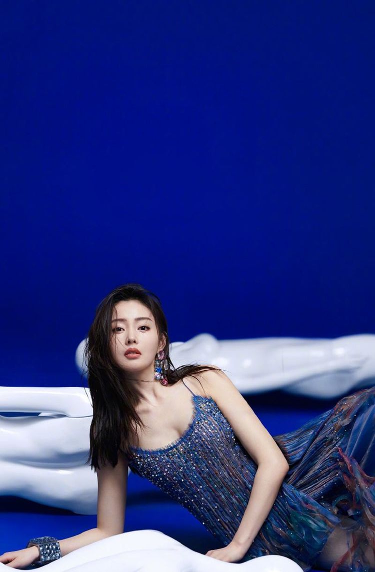 90后女神张天爱,凹凸身材玲珑有致,性感呼之欲出