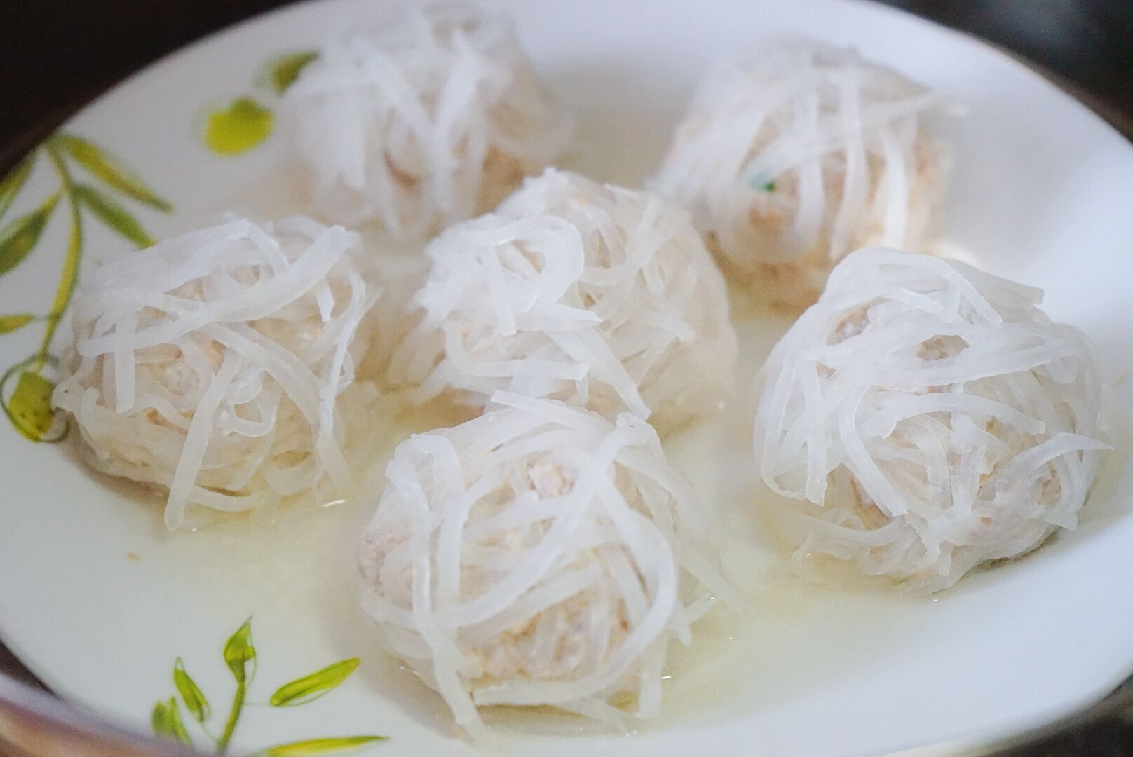 6,利用蒸肉丸的时间,来做勾芡的调味汁,一勺鲜鸡汁,半勺淀粉,半勺糖