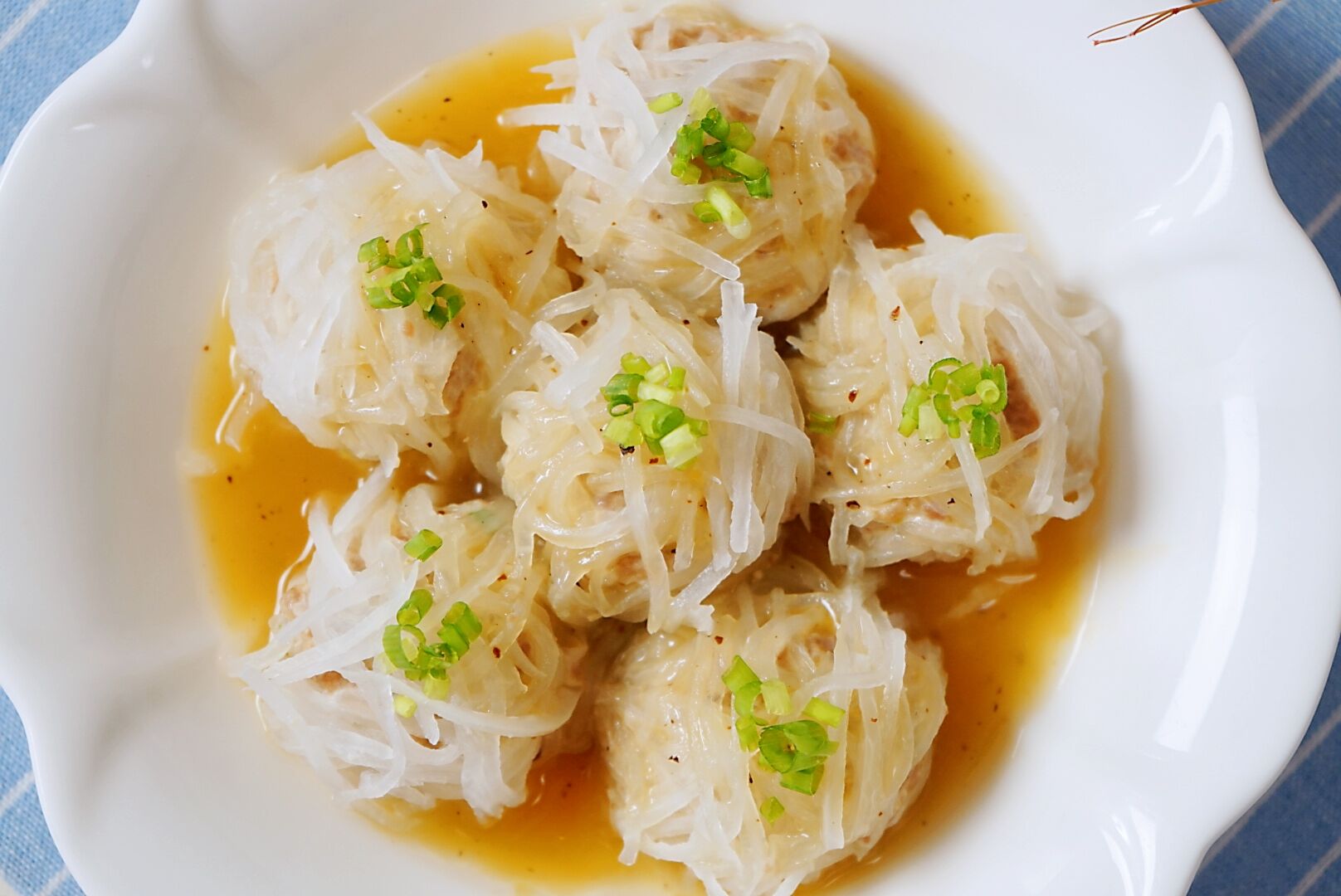 冬季时令菜,属白萝卜最清脆,做成水晶肉丸,香而不腻老少都爱吃