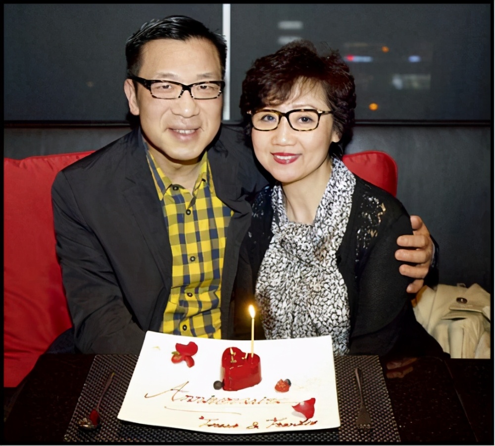 金曲之母张德兰晒庆生照,60岁打扮还花哨,但天然脸气质优雅啊