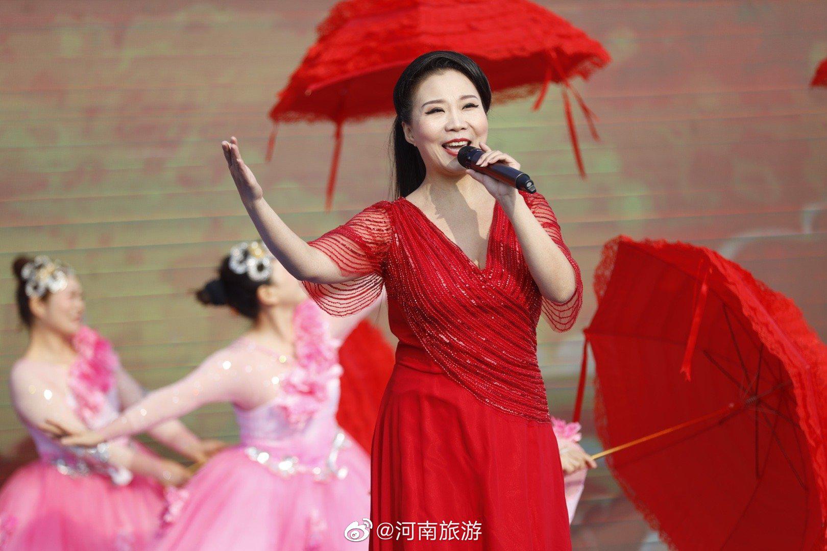 今日上午在嵖岈山 活动现场,不仅有歌声优美的唱歌表演