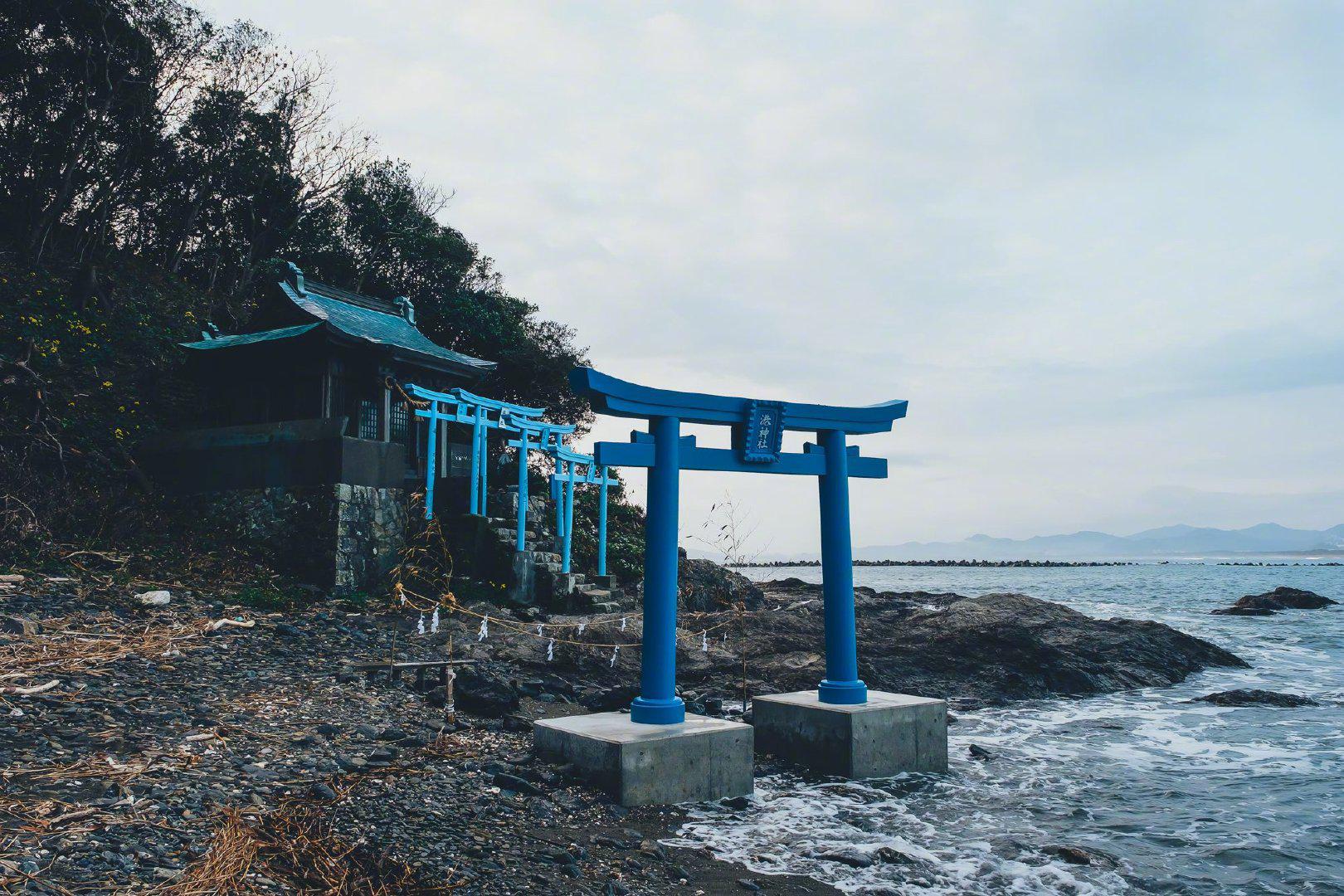 日本网友agecox在宫崎县延冈市港神社拍到的鸟居