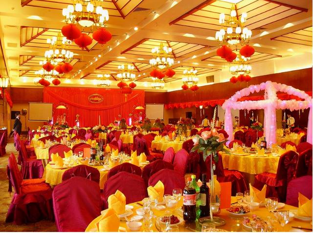 同学在农村办喜酒,给了600红包,菜端上桌后,我都没法下筷子