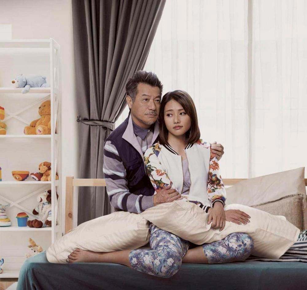 石修搂抱女星还摸大腿刚和儿媳脸贴脸合影患怪病妻子不离弃