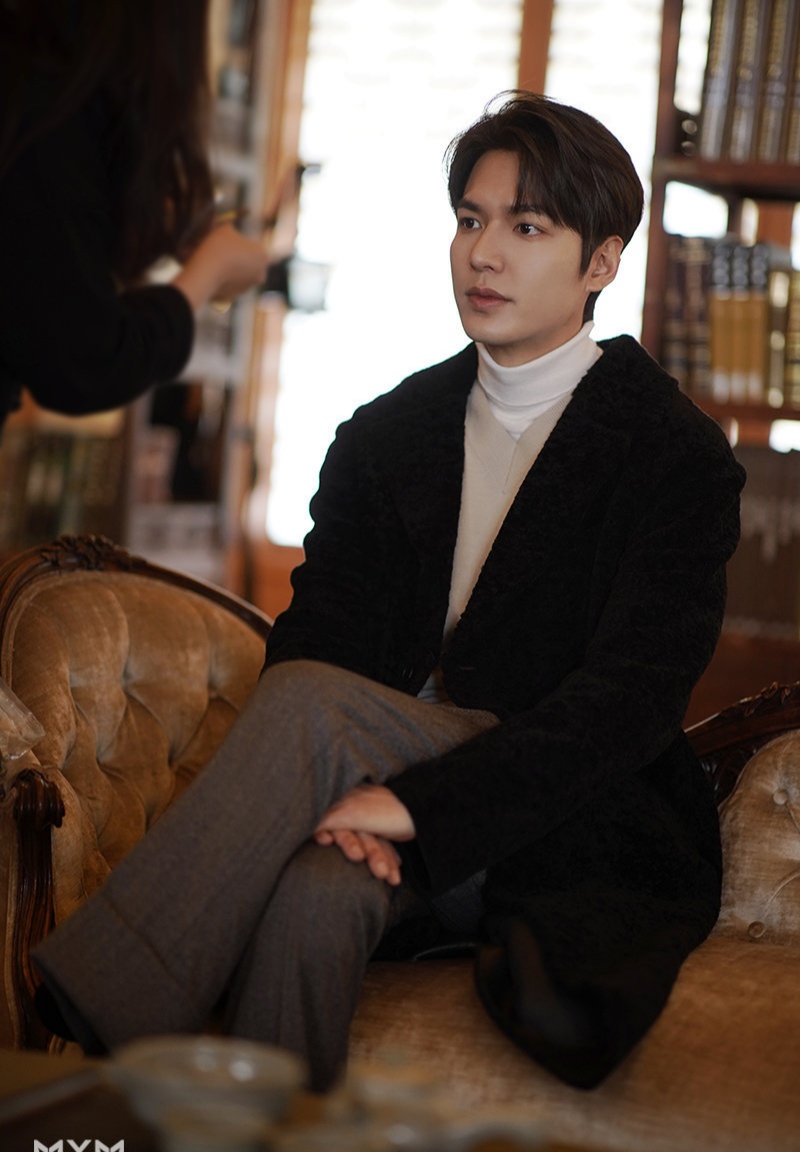 跟着韩剧学穿搭||《永远的君主》李敏镐风衣造型简直不要更帅!