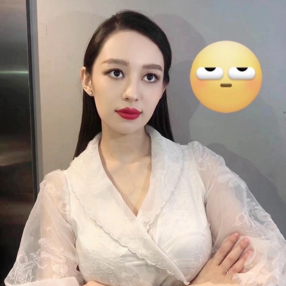 吉娜晒最新孕照,穿粉色纱裙身材圆润锁骨抢镜,对镜微笑心情超好