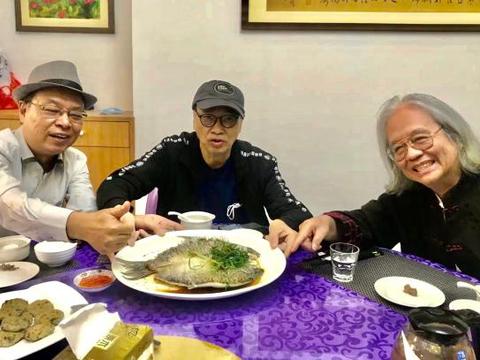 吴孟达近照瘦变形!与周星驰御用导演聚餐,2道菜品不到百太朴实