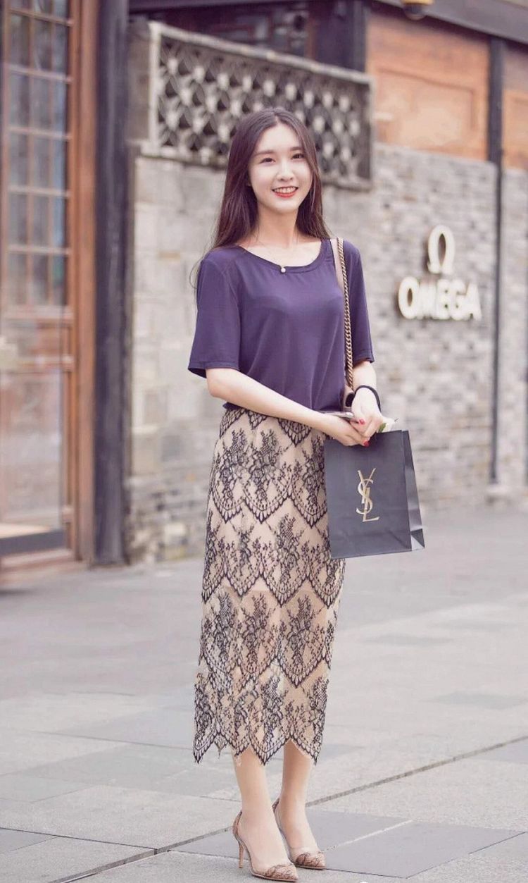 街拍:蕾丝裙搭配柔和t恤,清凉时依旧美美的