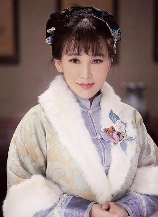 更是用了很多作品来捧红岳丽娜,比如《刀锋1937》,《铁梨花》,《高