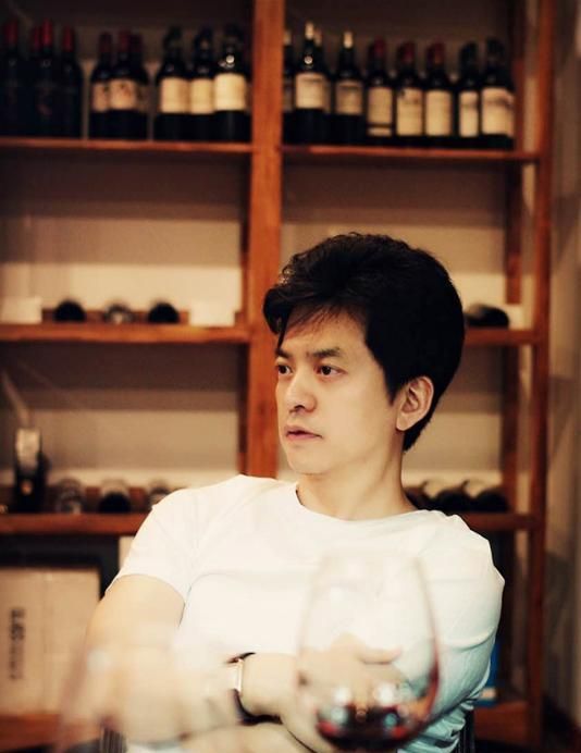 大多数年轻人认识李健是在《我是歌手》中认识到的,在节目里他申请唱