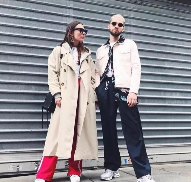 同颜色的衣服,就算版型不够类似,有了相互呼应的颜色,也是cp感出现的