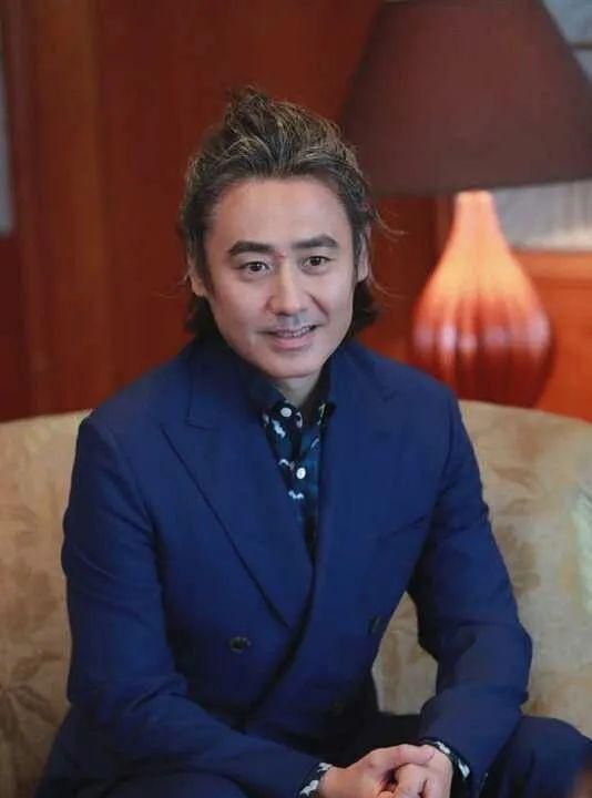 她是吴秀波的结发妻,丈夫出轨陈昱霖人尽皆知,她为儿子选择原谅