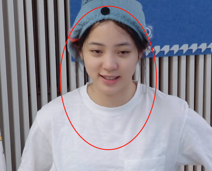 欧阳娜娜起床没化妆,摄影师直接怼脸拍,确定是20岁素颜没差了