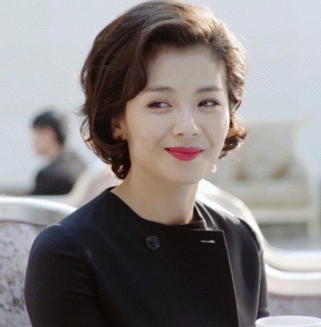 刘涛烫奶奶卷发演富婆气质华贵比那些只会演18岁少女强多了