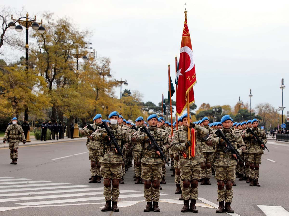 阿塞拜疆举行大阅兵,欢呼胜利炫耀战利品,土耳其成最大功臣