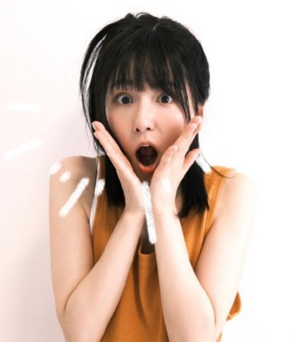 熟悉成果的人都清楚现在的她是一位留着短发的女子,而你们看她这组旧