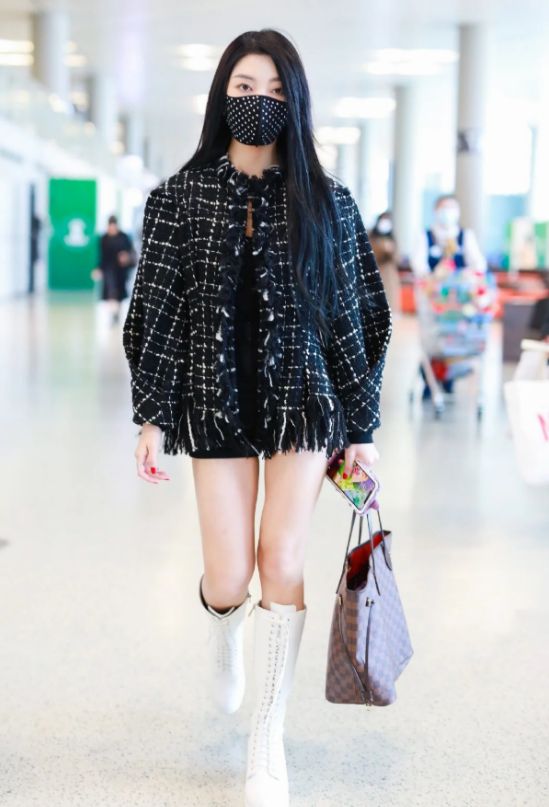 李紫婷为显腿长,大胆挑战马丁靴,不料秀出的腿成队里最细|马丁靴