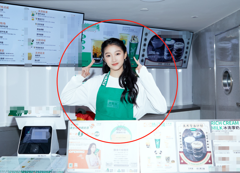 关晓彤开奶茶店当老板亲自当服务员招揽客人腿长却成了焦点