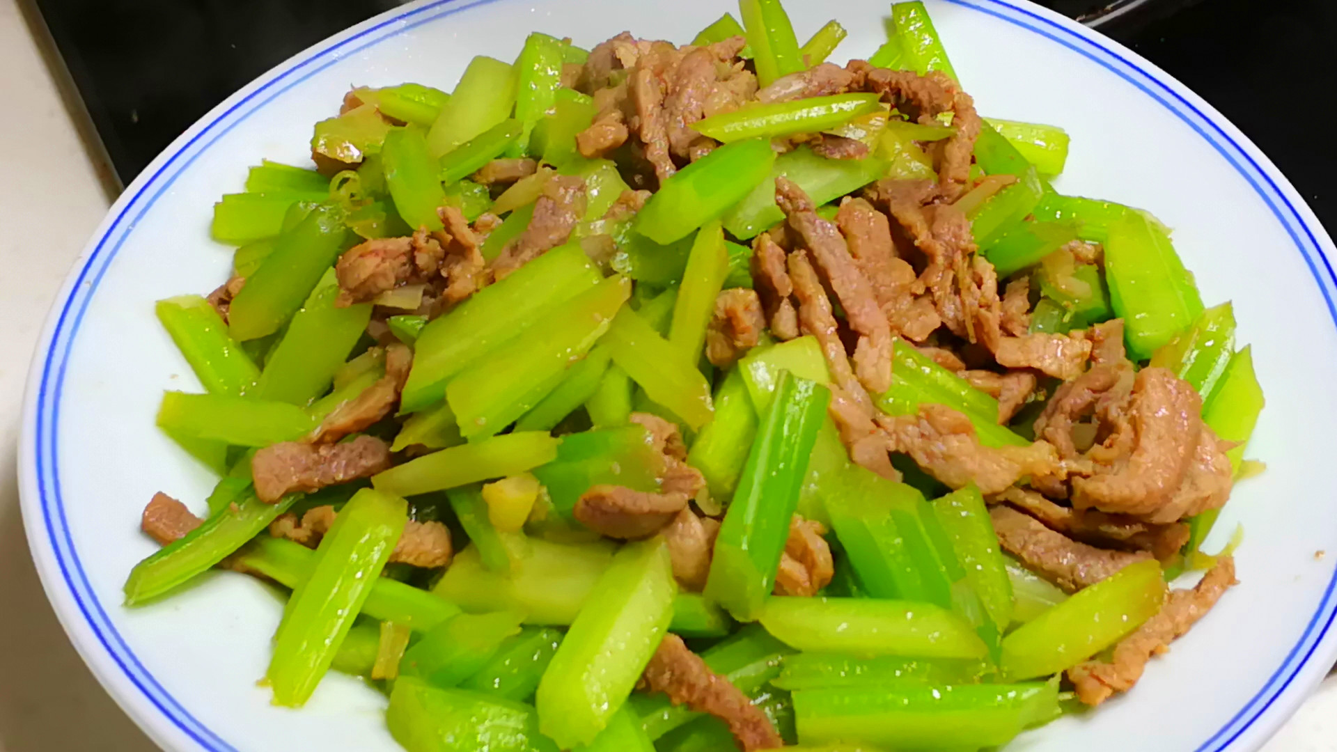 炒芹菜记住3要点炒出的芹菜脆嫩爽口味道正好吃不塞牙