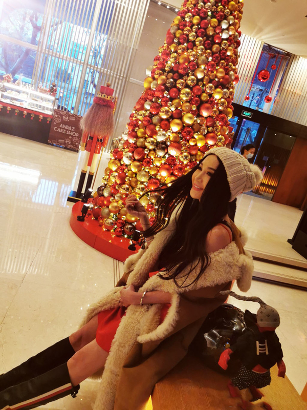 温碧霞为了美真是不怕冷,穿吊带深v短裙露锁骨美腿,身材超好