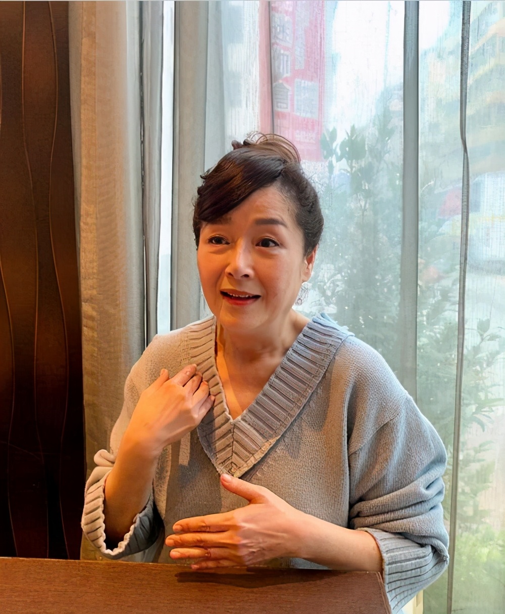 62岁恬妞活的好年轻,叠穿吊带搭裤子还露脚踝,是个潮奶奶