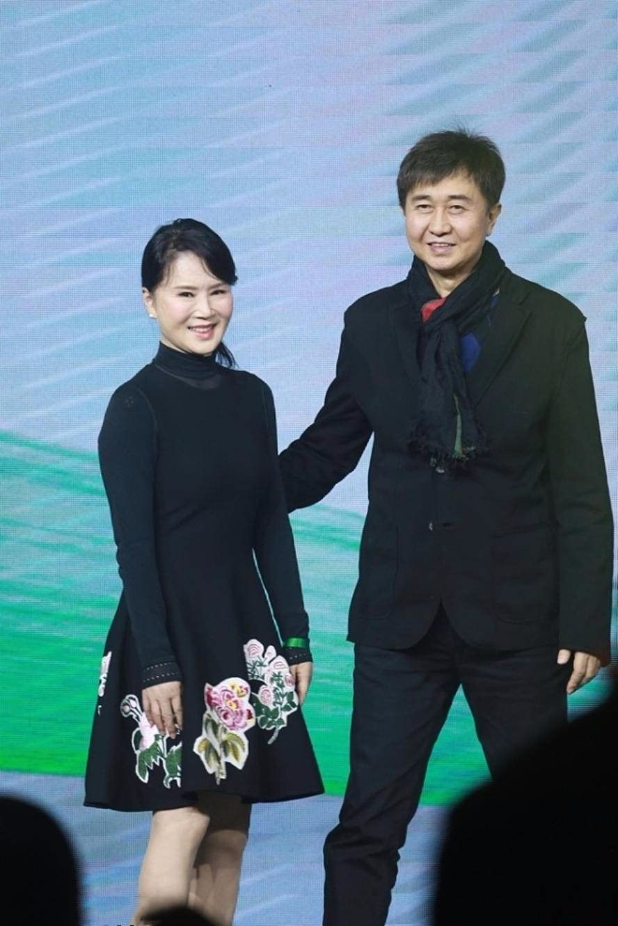 唱知心爱人的任静,老了仍在拼命捞金,50多岁还穿短裙露膝盖