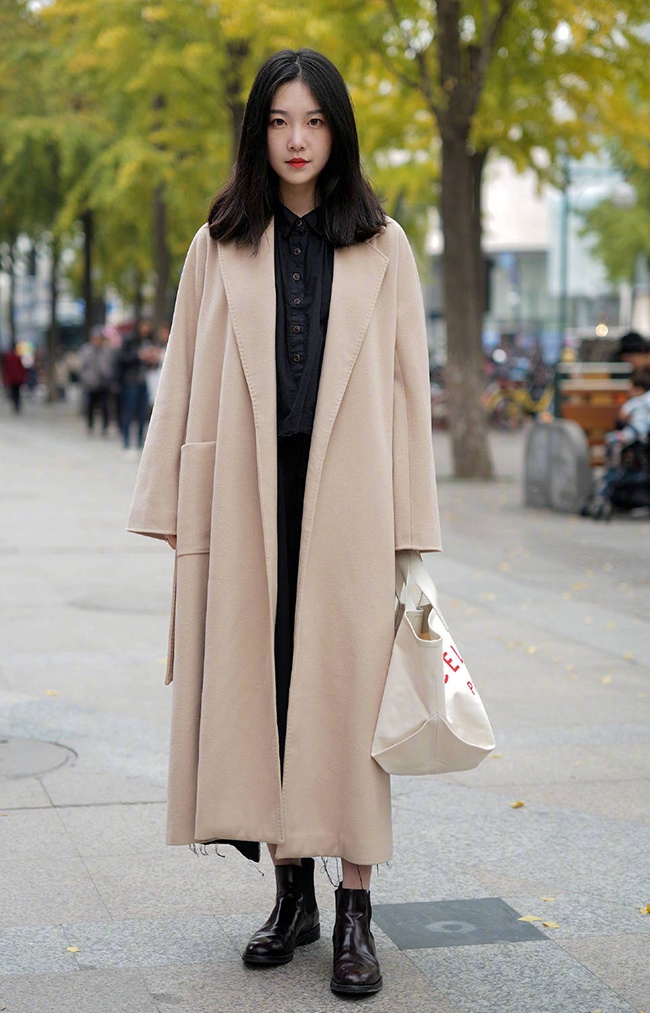 极简大衣穿搭示范 这样穿干练利落又时髦(组图)|大衣|小脚裤|秋冬季