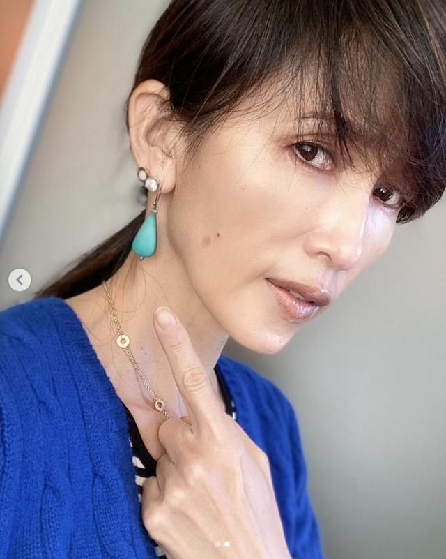 50岁工藤静香发素颜照,庆祝结婚20周年,网友粉丝为她点赞