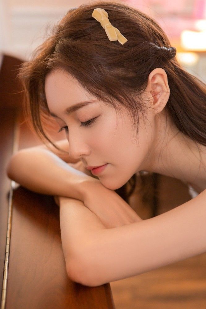 街拍:优雅气质美女,袭白裙仙气十足美丽侧脸