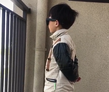 3岁孩子犯错在阳台罚站,妈妈以为在认真反省,走近一看哭笑不得