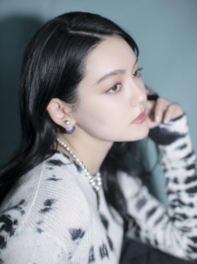 00后小花李诗颖美得惊艳,比baby更有气质?侧颜酷似热巴