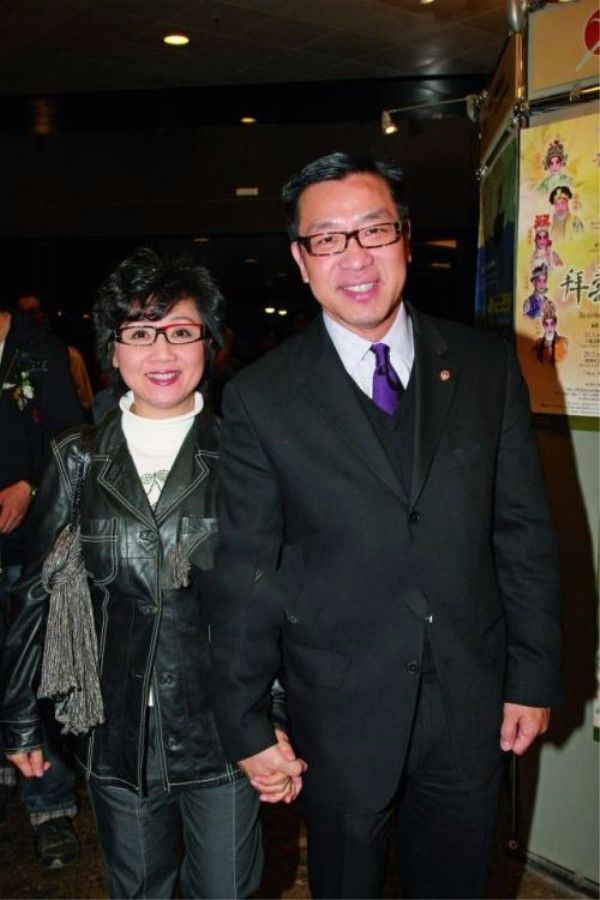 金曲之母张德兰晒庆生照,60岁打扮还花哨,但天然脸气质优雅啊