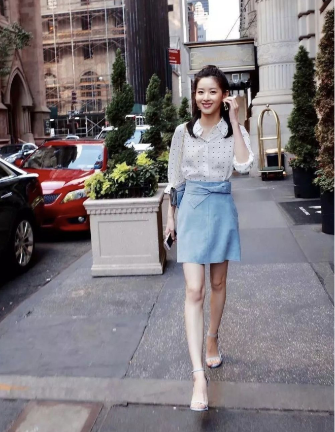 短裙,一身两件穿搭边走边撩发,清纯的气质扑面而来,这就是章泽天的