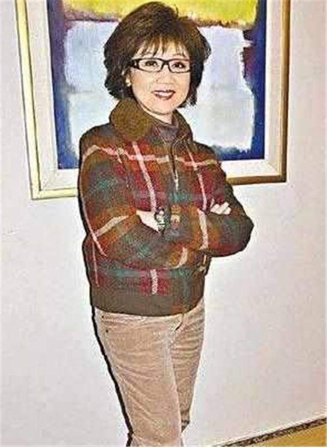 金曲之母张德兰晒庆生照,60岁打扮还花哨,但天然脸气质优雅啊