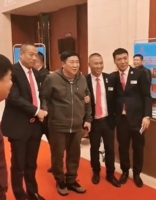 近期"刘大脑袋"刘流的照片被曝光,他很胖,看起来很守旧