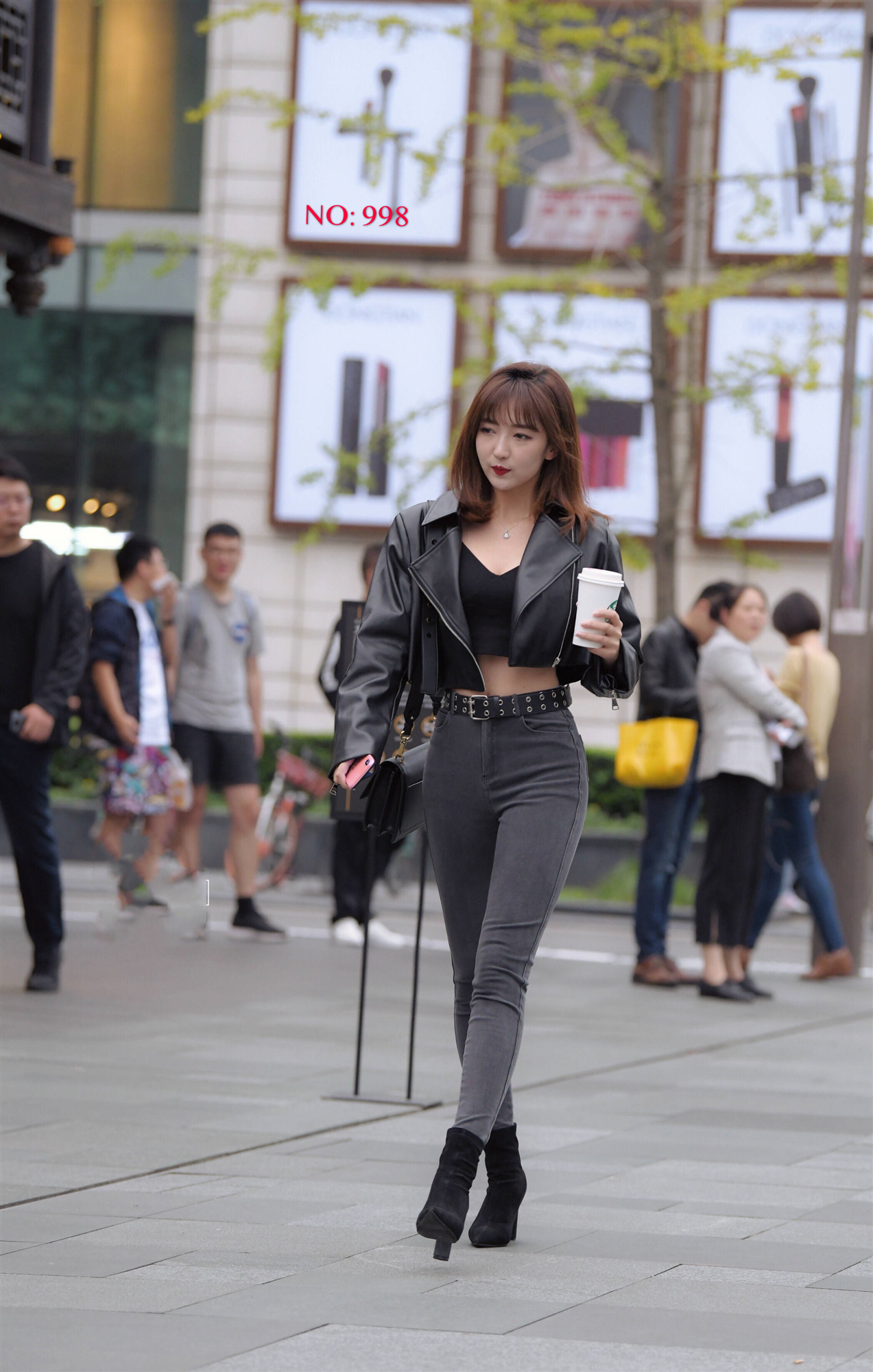 黑色复古范的皮夹克,搭配高腰深色牛仔裤,彰显成熟优雅的御姐范