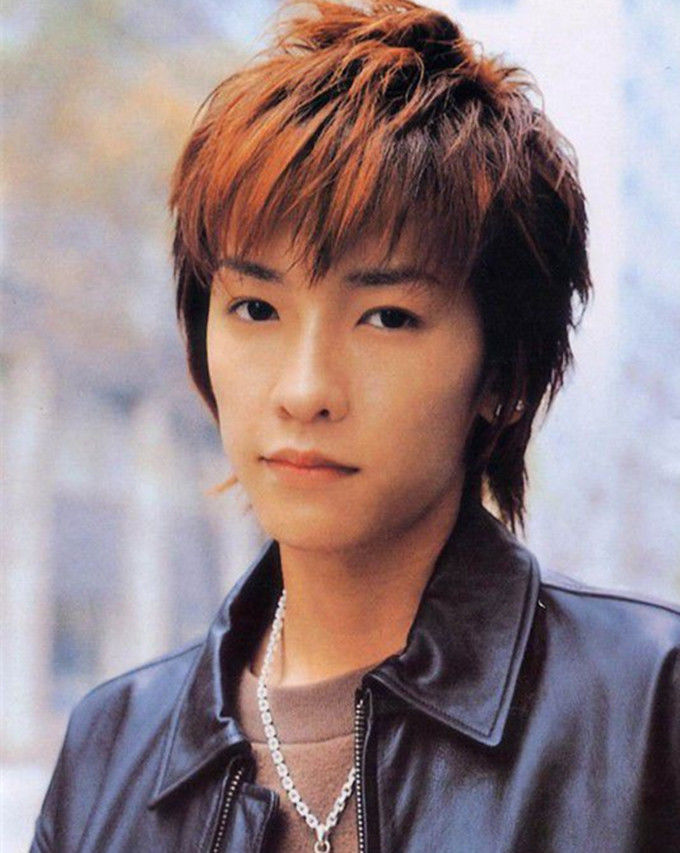 34岁知名歌手橘庆太又当爹,爱妻生第3胎,晒一家合照