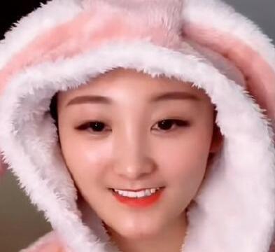 大衣哥儿媳陈亚男暂停带货直播后,开始帮自己的父母积累人气