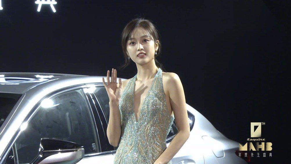 吴宣仪红毯造型,小选真的很敢穿,今晚礼服辣到爆炸