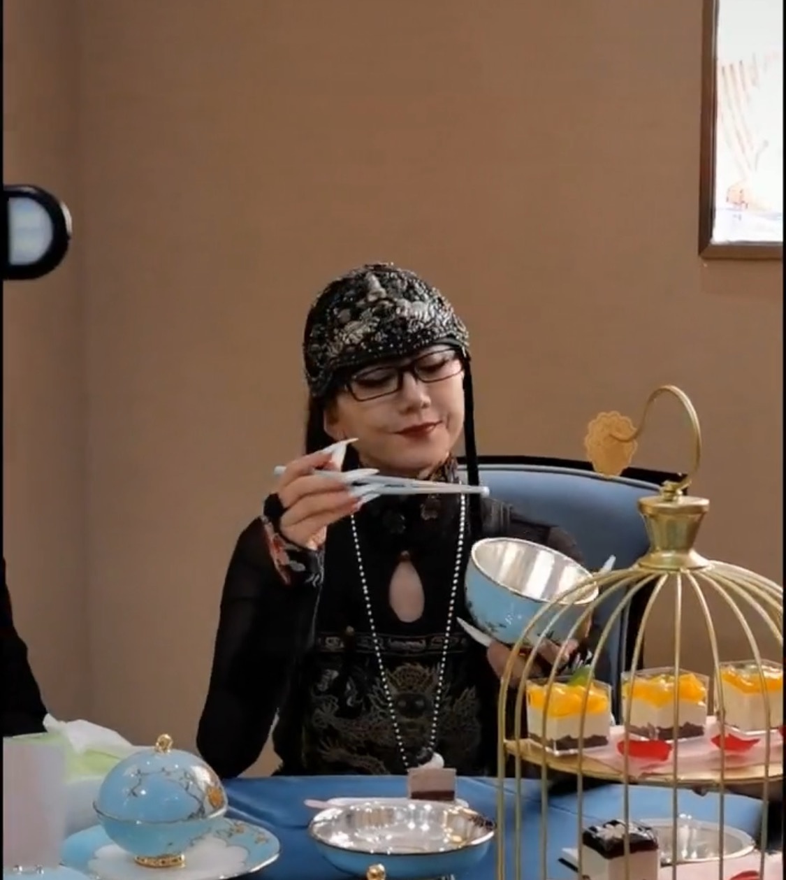 但实际上看一看现场摆放的食物,基本都是糕点甜品,以杨丽萍的饮食习惯