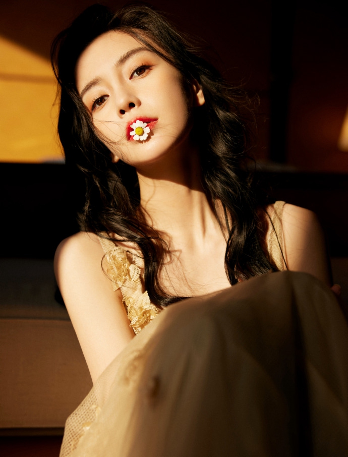 angelababy蝶恋花大片仙气飘飘,穿露肩裙锁骨线条吸睛