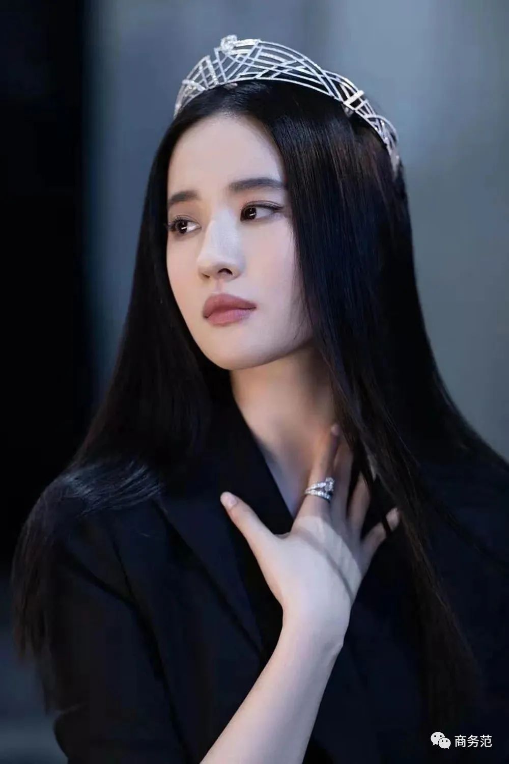 女明星红毯戴珠宝怎么赢 凹造型实在太拼了