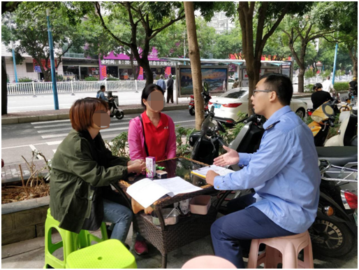 图为西乡塘区市场监管局华强市场监管所执法人员组织投诉双方现场调解