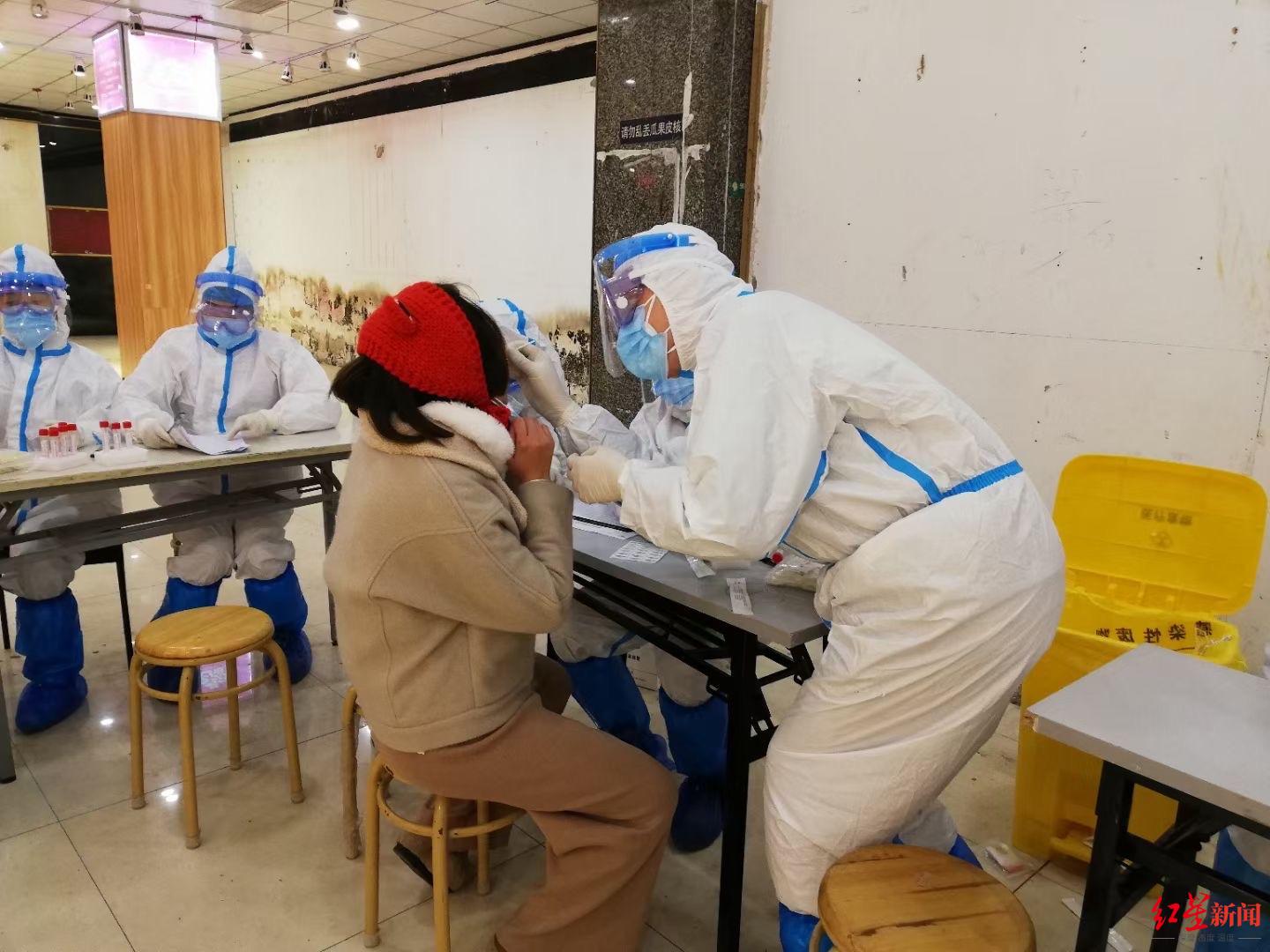 感动通宵做核酸检测穿着防护服的他们躺在纸板上睡着了