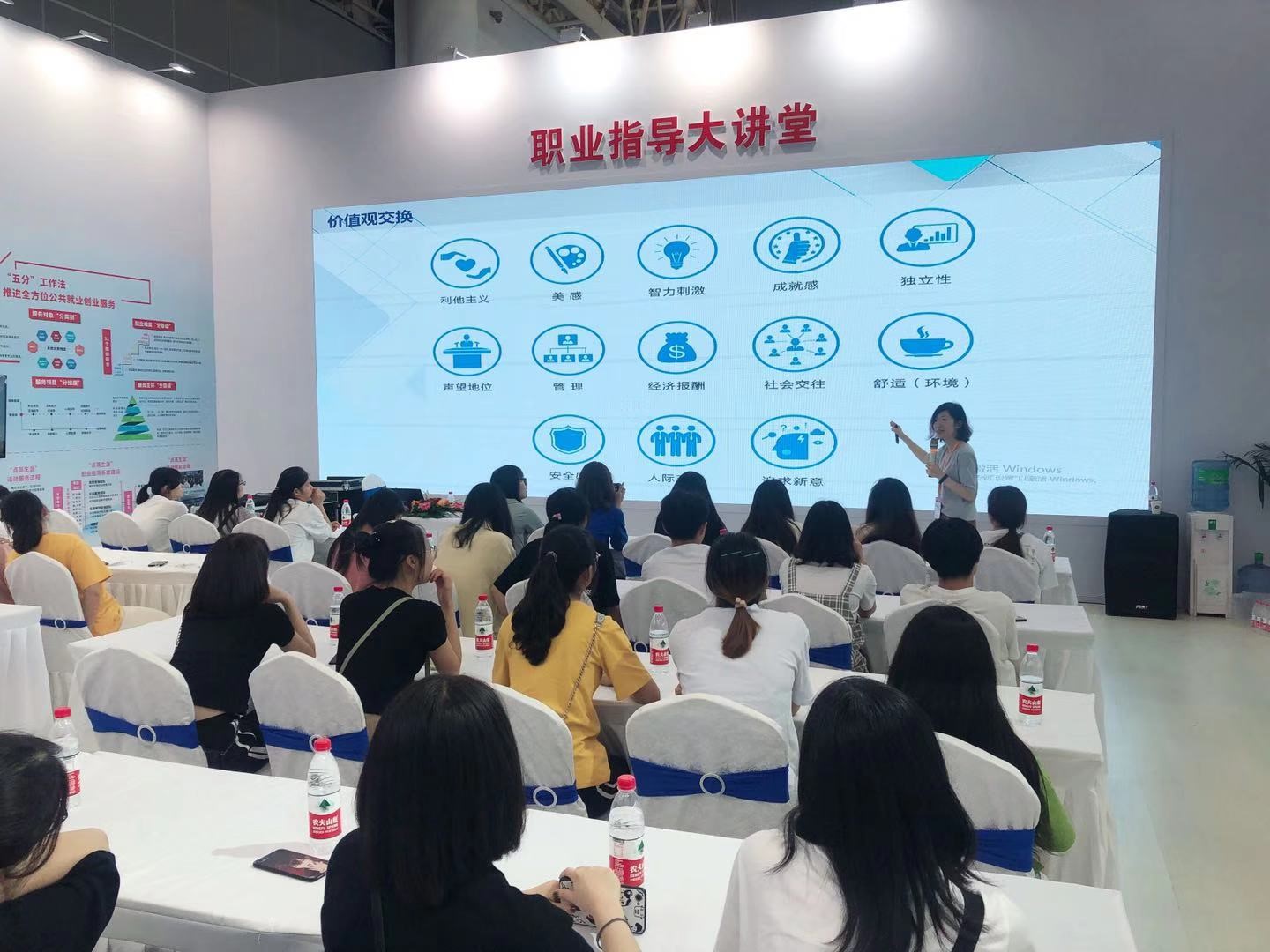 她13年内指导超500名失业者,有一项秘诀叫"能力迁移"