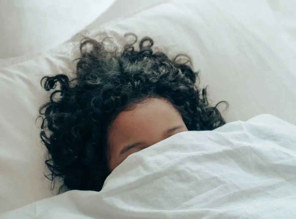 天气渐冷,蒙着头睡觉无疑添加了不少暖意.