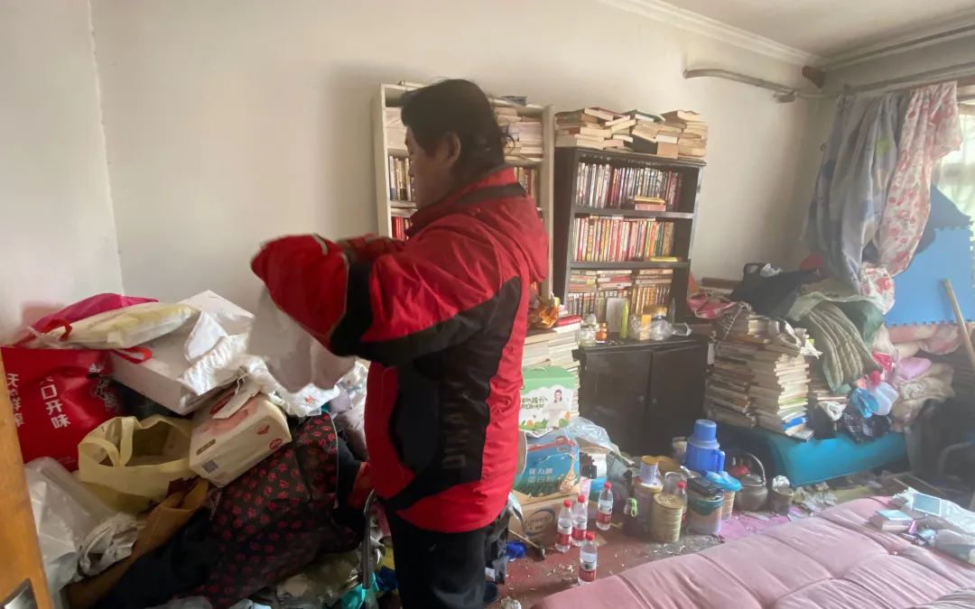 ▲12月8日，女婴之父郑某在家中。新京报记者 乔迟 摄