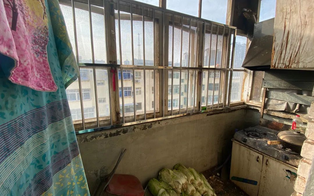 ▲12月8日，出事女婴家阳台已加装护栏。新京报记者 乔迟 摄