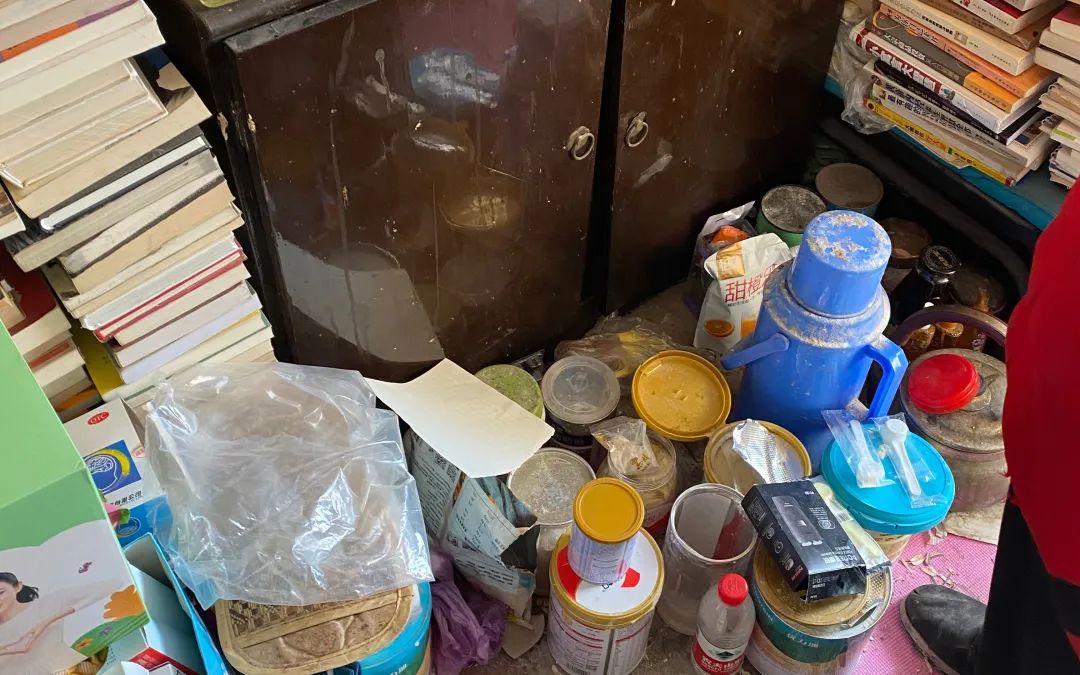 ▲12月8日，女婴家中环境十分杂乱。新京报记者 乔迟 摄